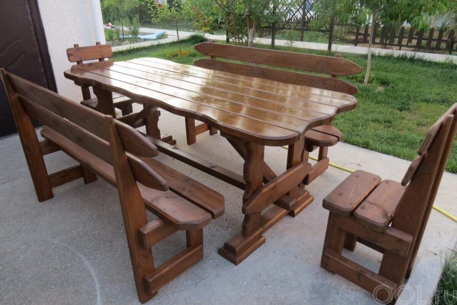 Деревянный стол в беседку
