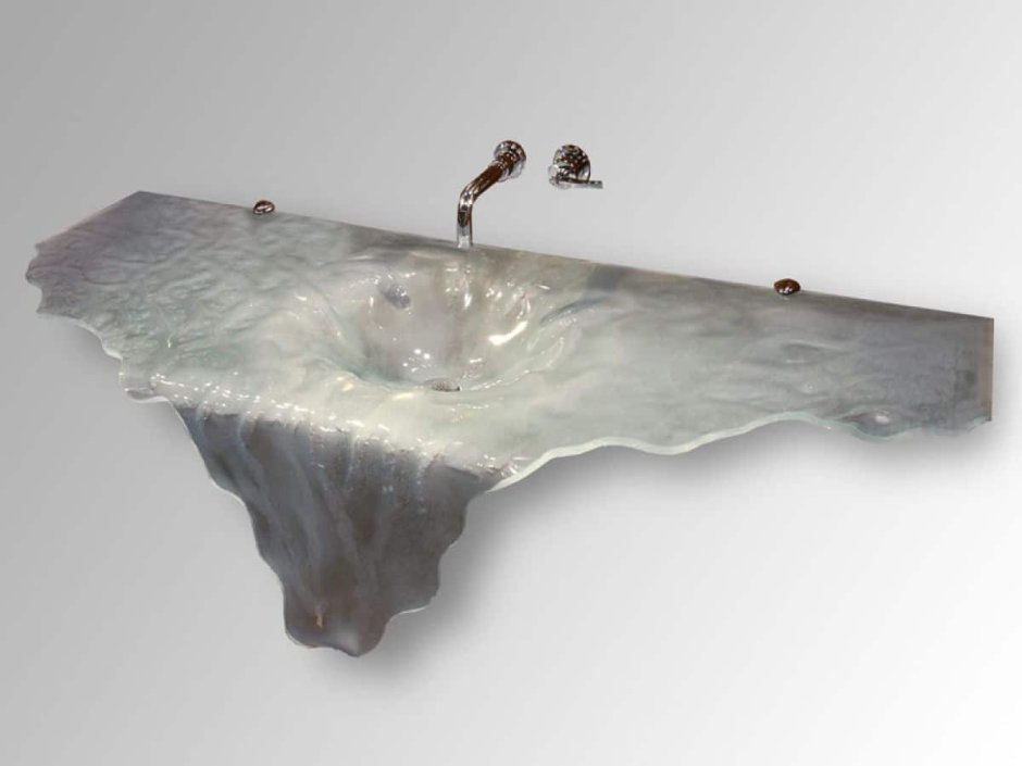 Необычная раковина из стекла для ванной комнаты