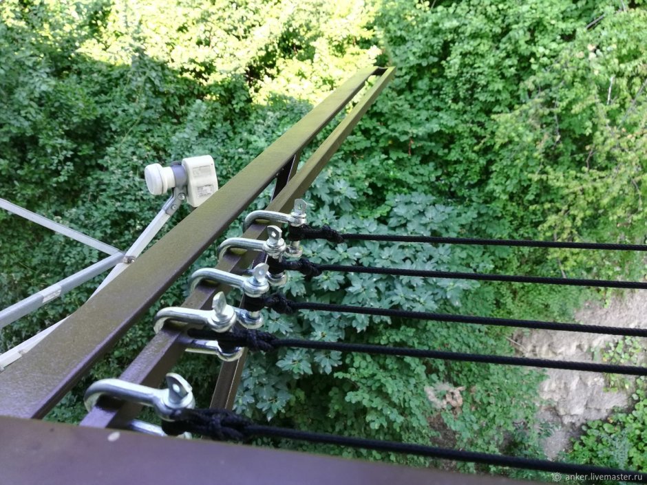 Крепление для бельевой веревки на балконе