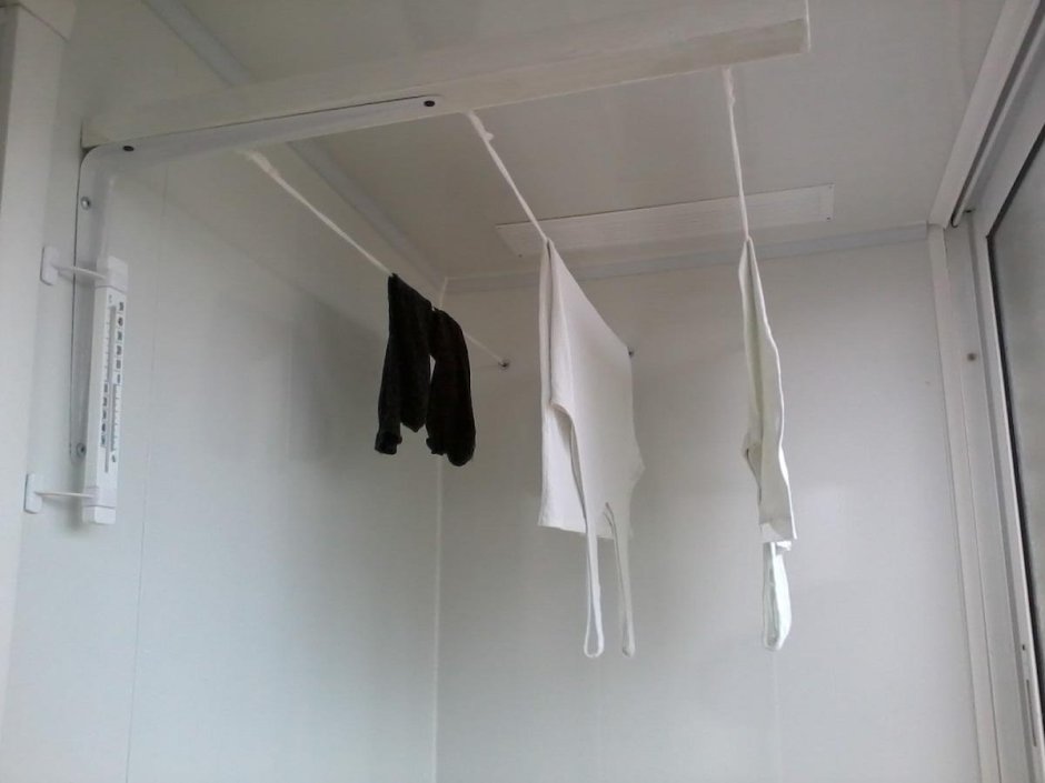 Веревки для сушки белья на балконе