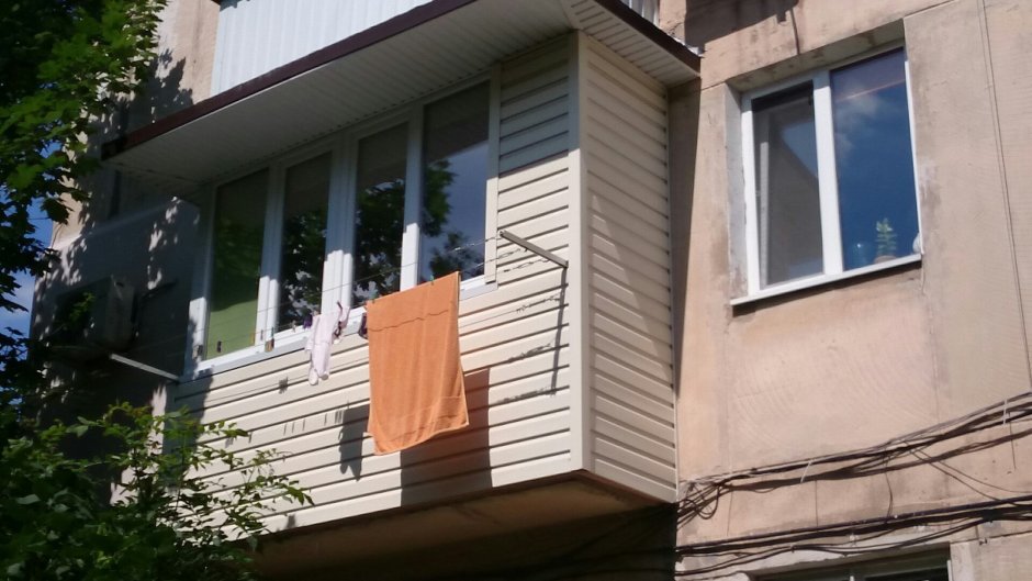 Красивый балкон снаружи фасад