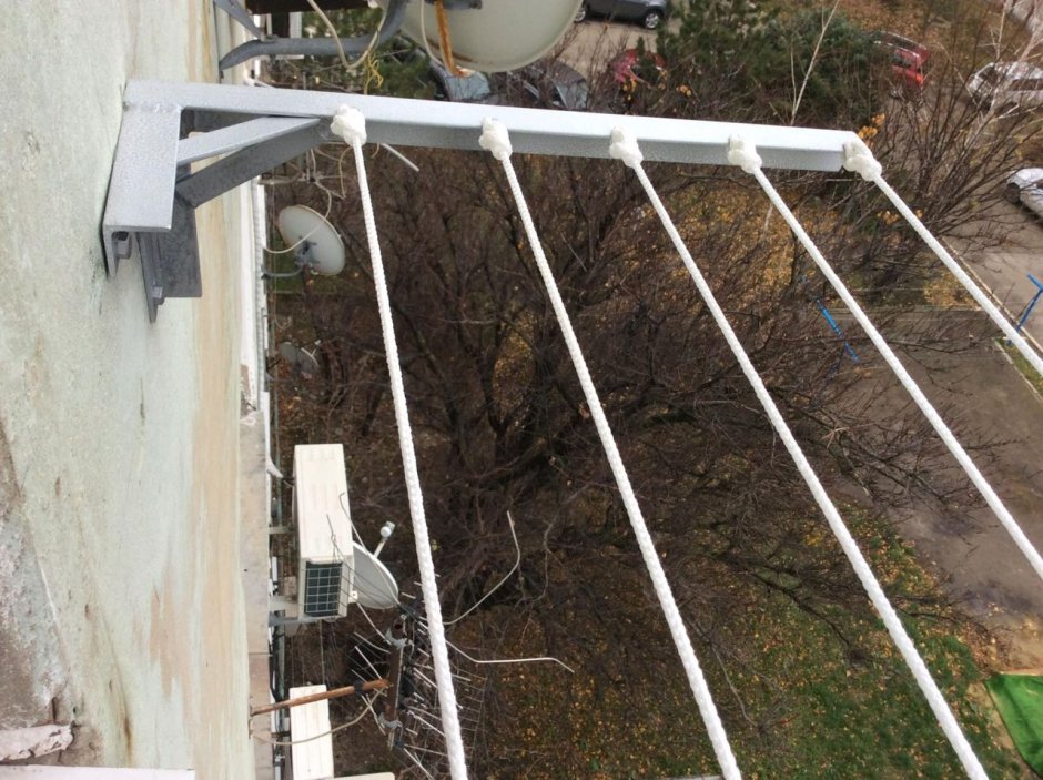 Сушилка для белья за окном