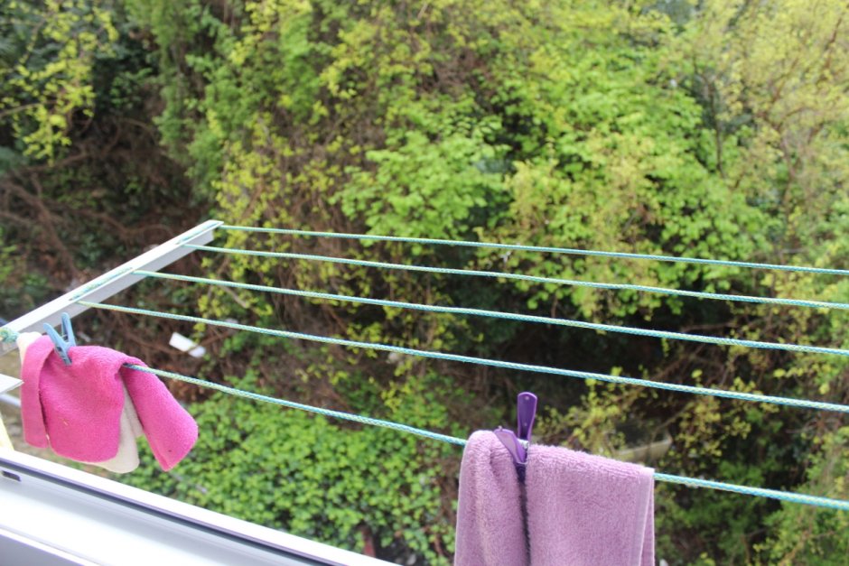 Веревки за балконом для сушки белья