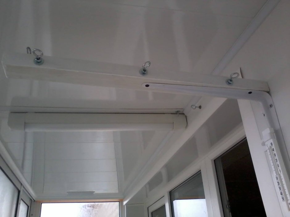 Кронштейны для бельевых веревок на балконе