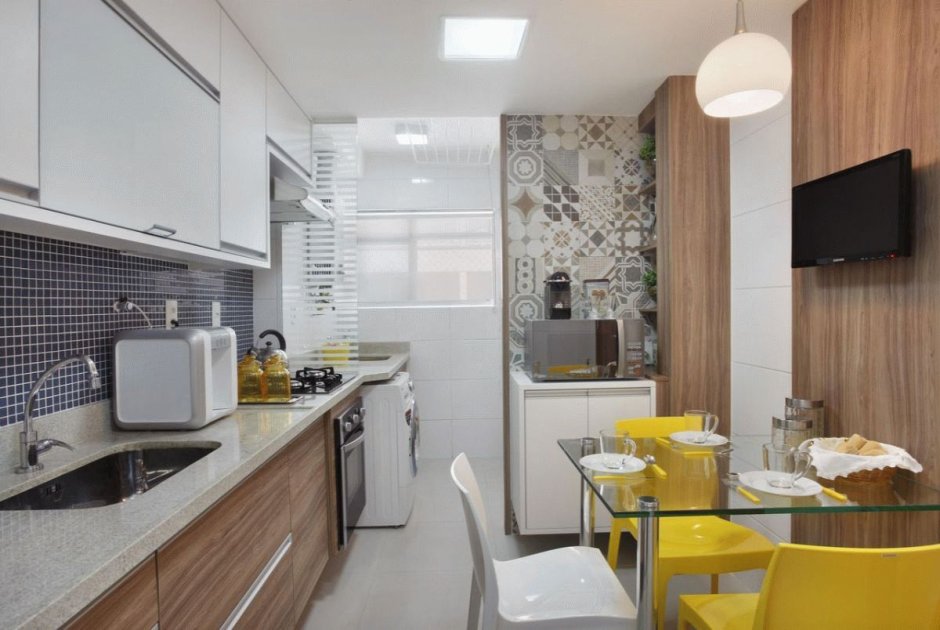 Узкая кухня с балконом