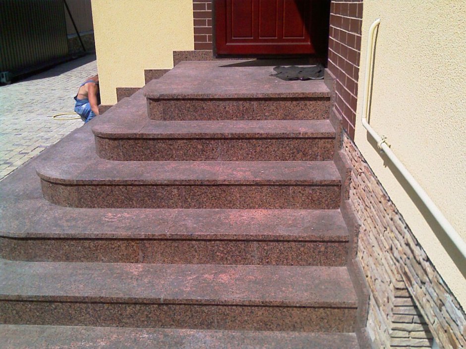 Природный камень для ступеней крыльца