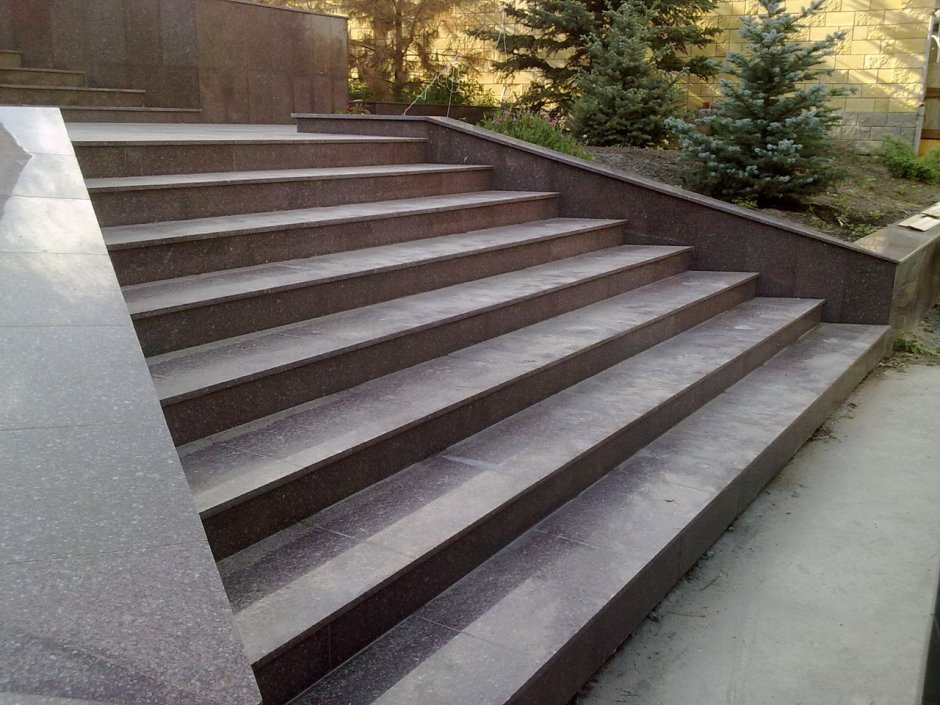 Ступеньки из базальта