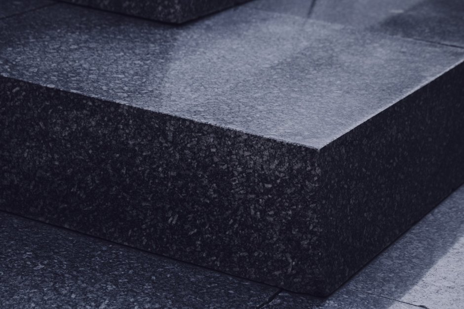 Подступенок гранитный