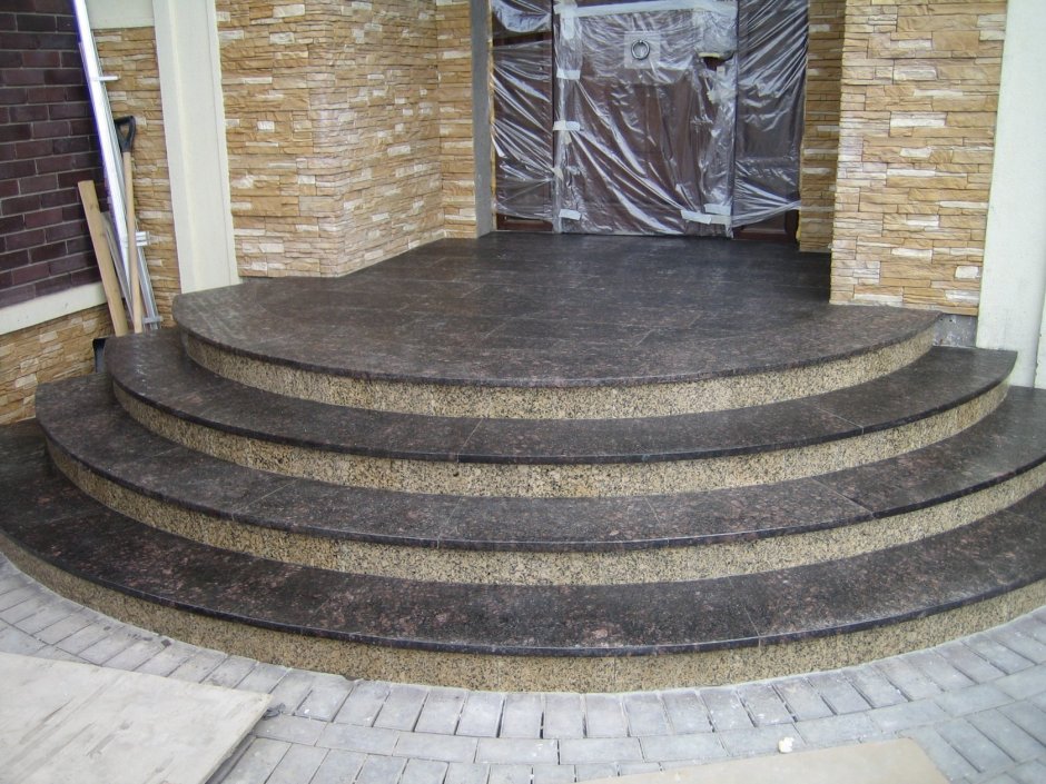 Круглые каменные ступеньки