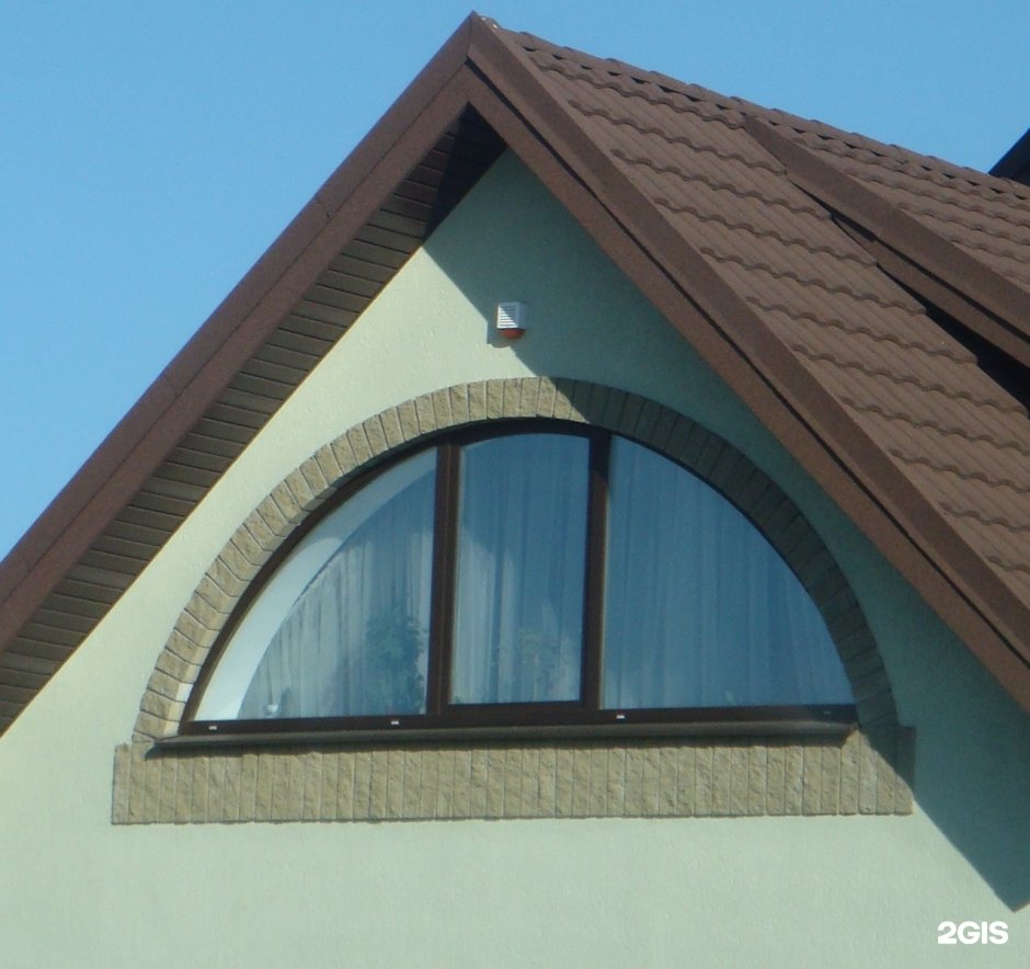 Треугольные окна на фронтоне