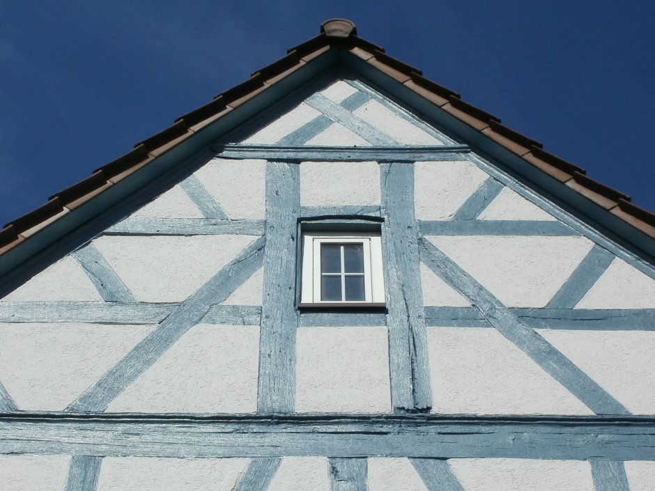 Фронтон крыши с окном