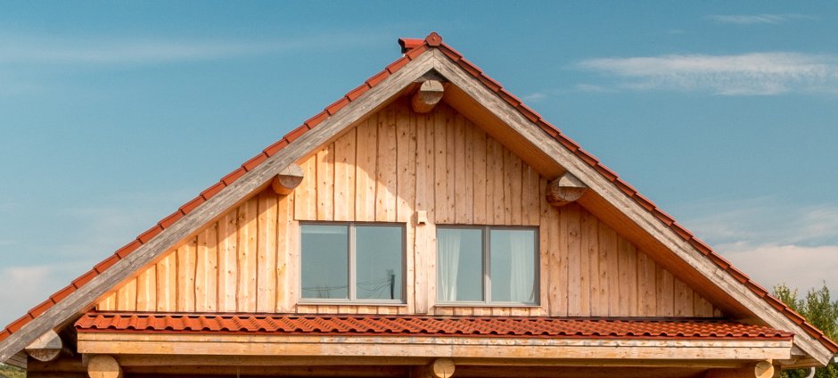 Красивый фронтон двухскатной крыши