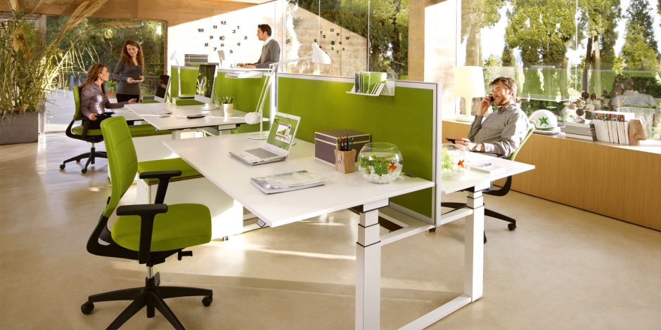 Рабочее пространство в офисе