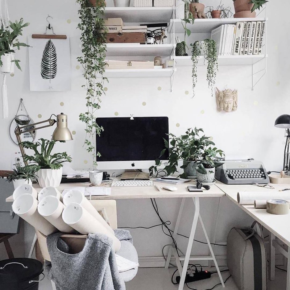 Рабочее место с цветами