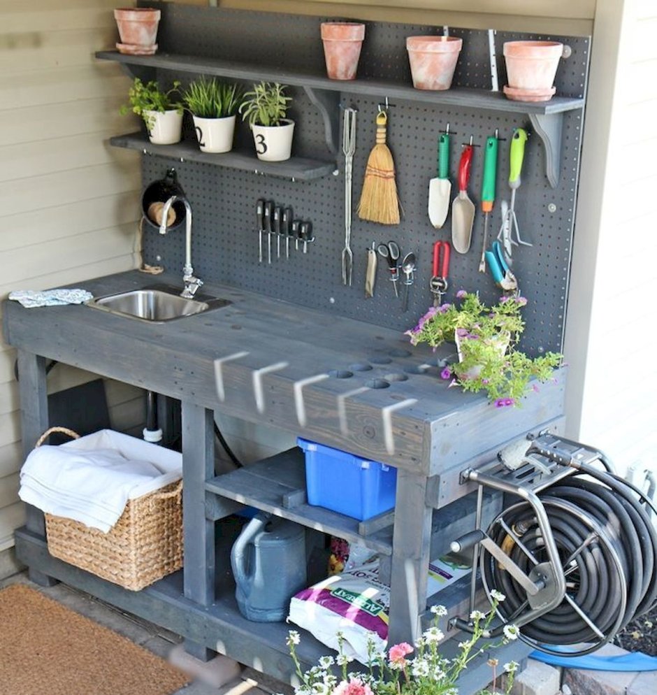 Уголок для инструмента на даче