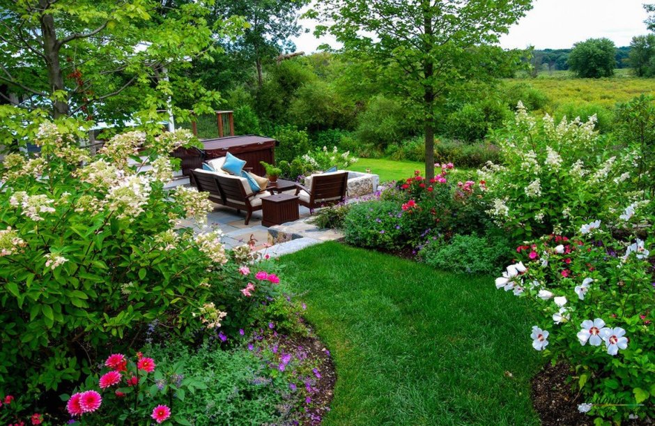 Миксбордер возле беседки