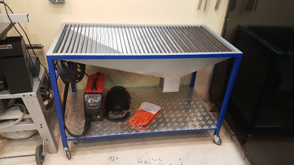 Откидной столик в гараж