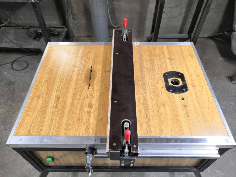 Сломанный письменный стол