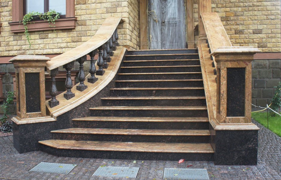 Ступени из песчаника для крыльца