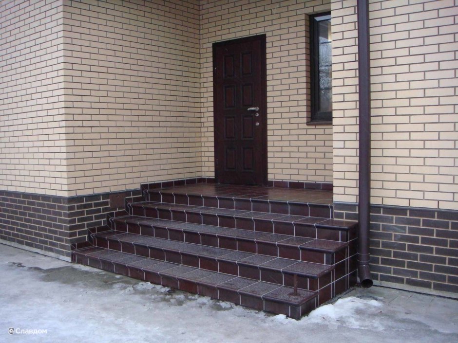 Отделка цоколя и крыльца