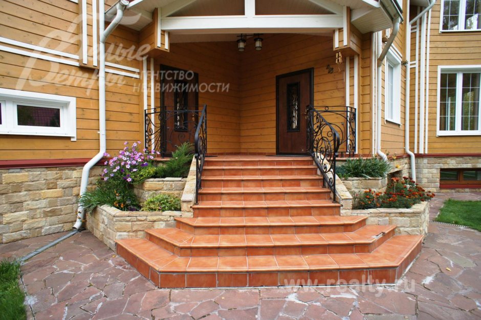 Клумба у входной лестницы