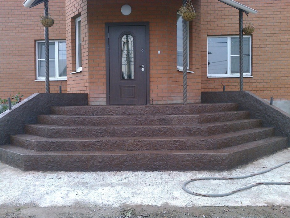 Крыльцо в частном доме с высоким цоколем