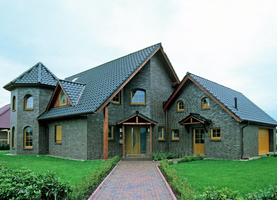 Дом из серого кирпича