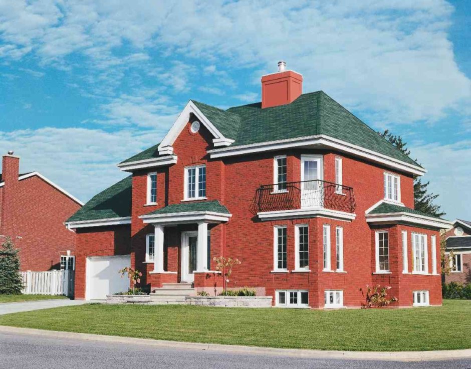 Красный фасад дома