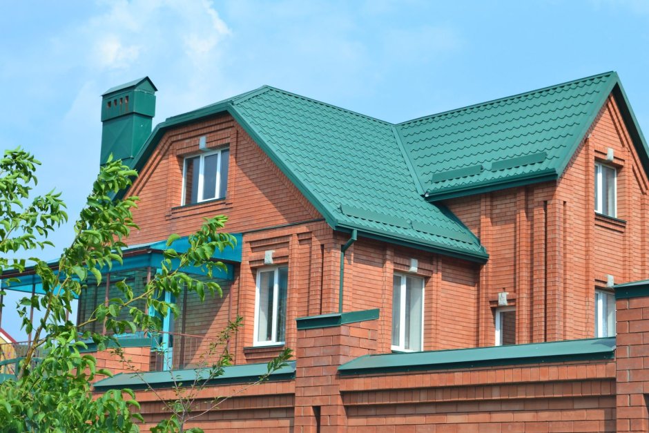 Зеленая крыша металлочерепица