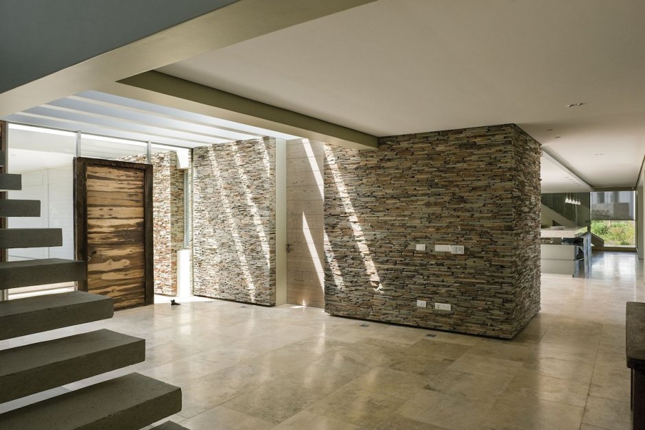 Природный камень в интерьере