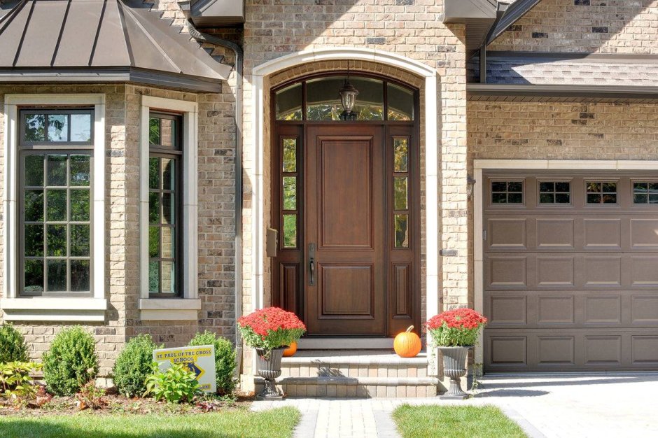 Красивая дверь в дом