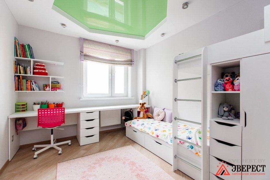 Стол вдоль окна в детской