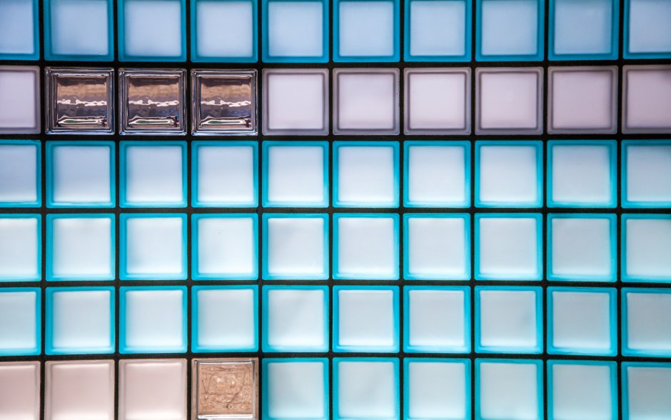 Стена из стеклоблоков