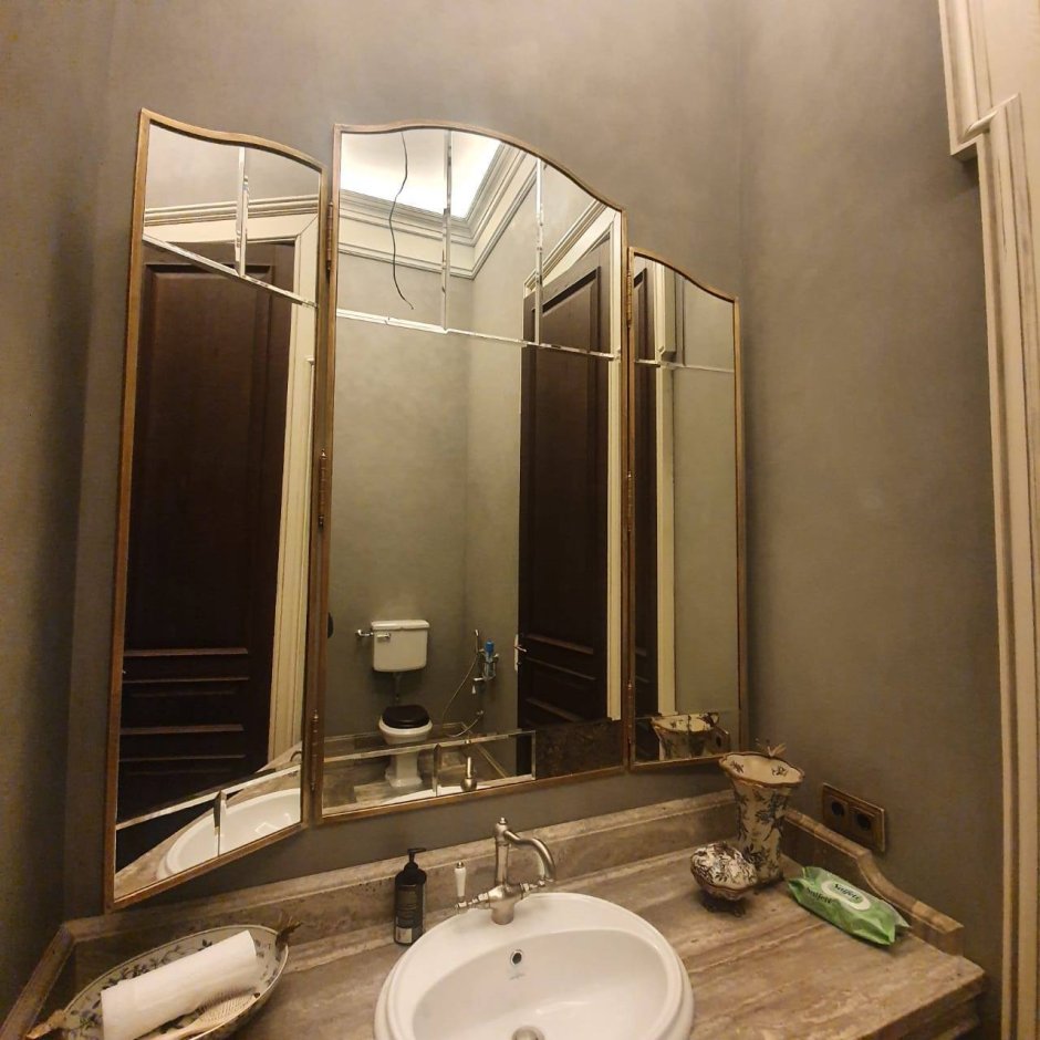 Зеркало в душевой