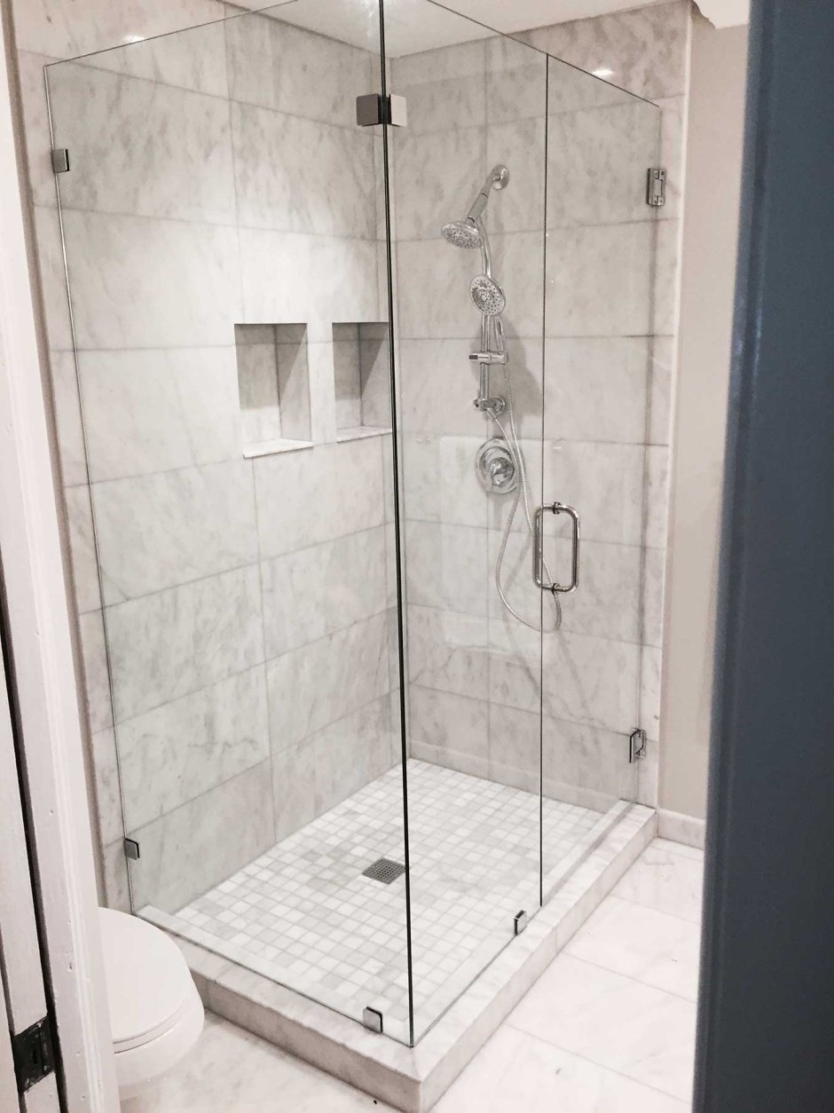 Душевая кабина из плитки со стеклянной