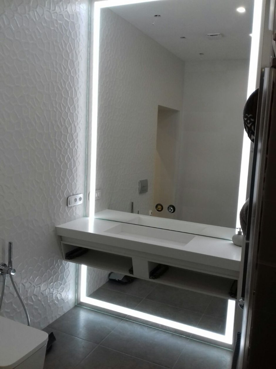 Зеркало в душевой