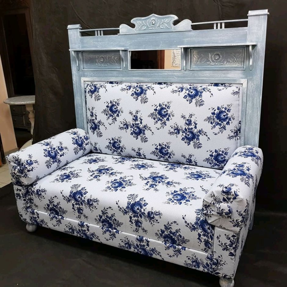 Старый диван