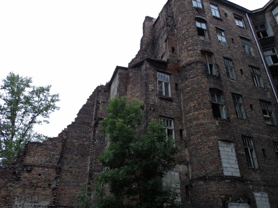 Ободранные сталинки с цементным фасадом