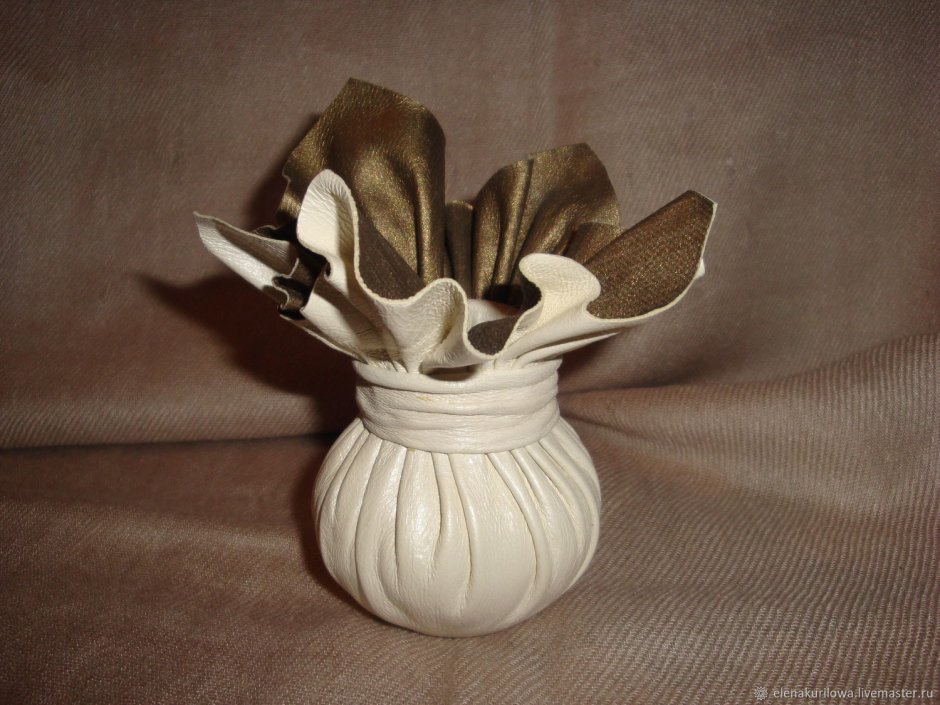 Маленькие вазочки из глины