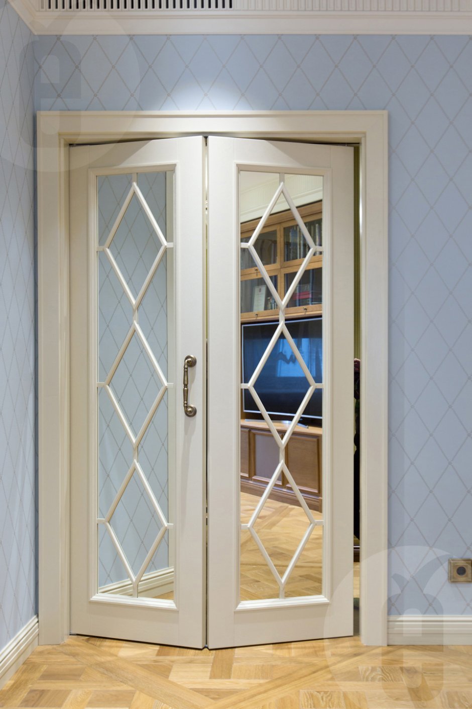 Складная дверь межкомнатная двухстворчатая