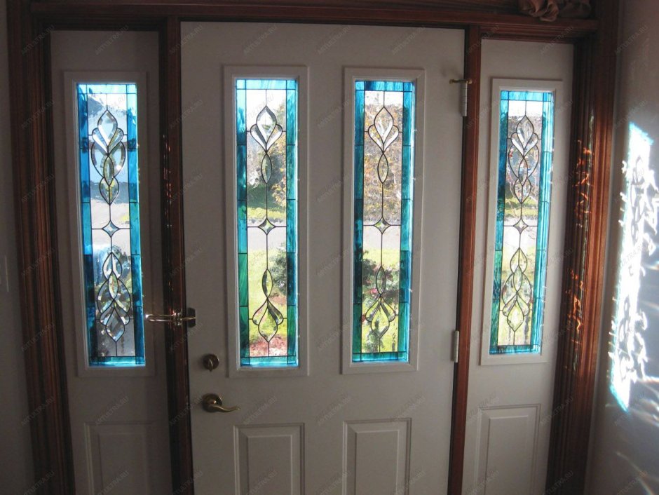 Наружные двери с витражами