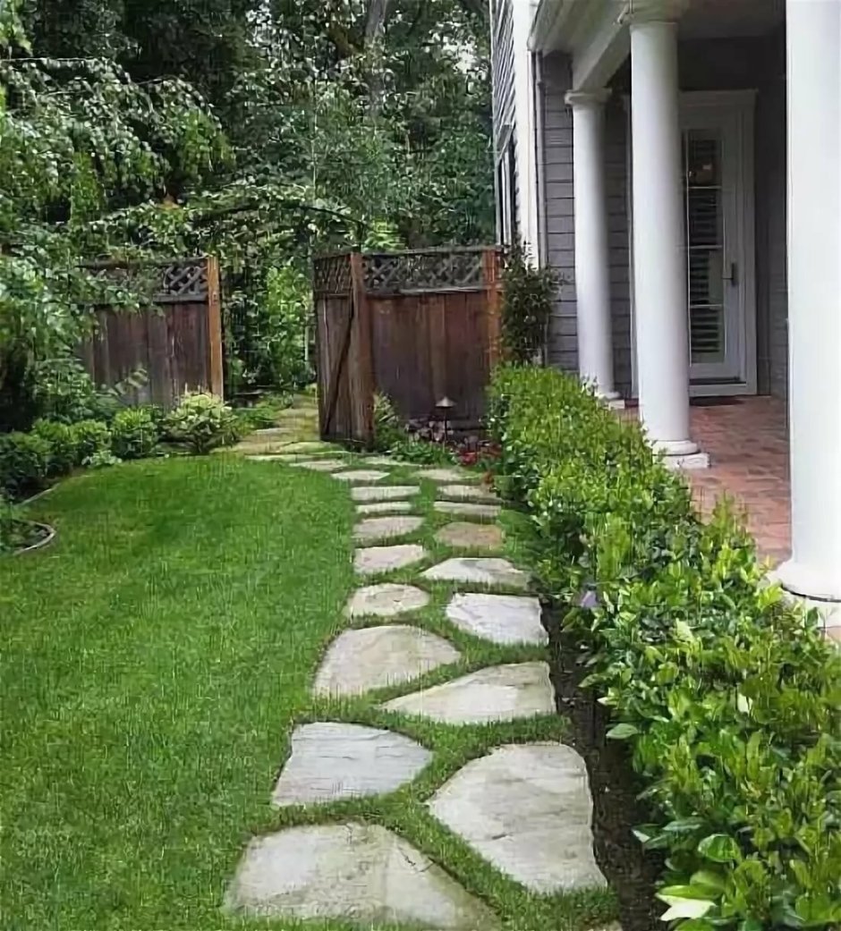 Деревянные ступеньки в саду