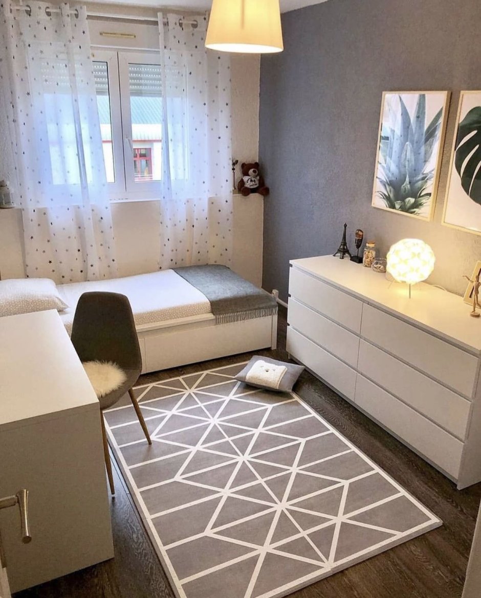 Натяжной потолок в спальне