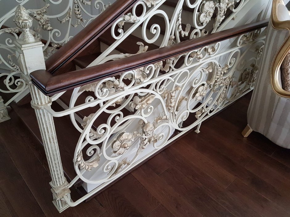 Патина на перилах и лестницы