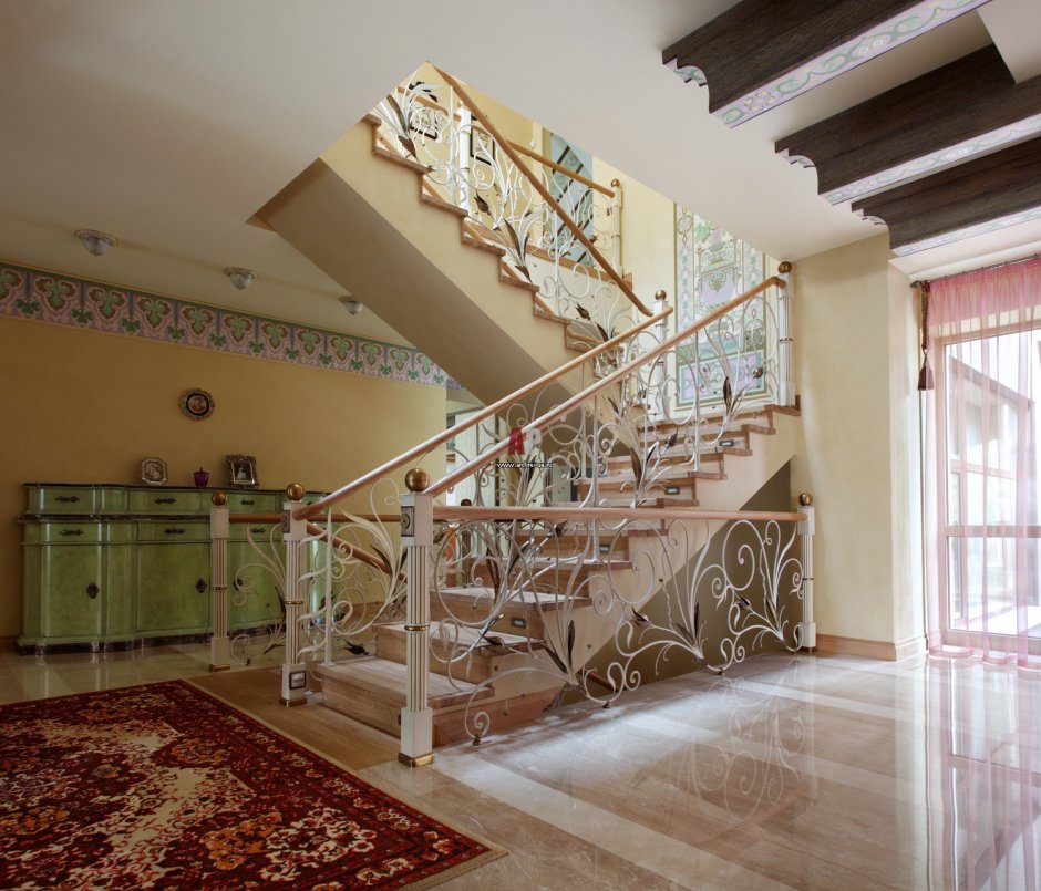 Гостиная с кованной лестницей