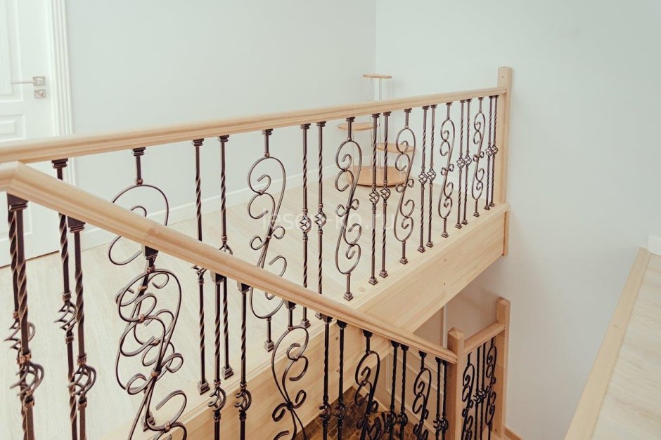 Кованная лестница с деревянными поручнями