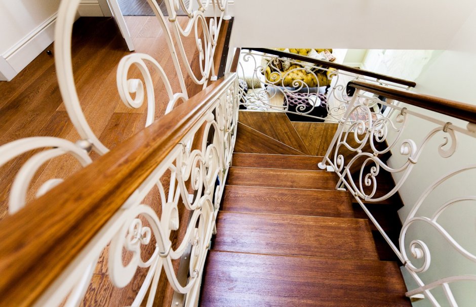Кованная лестница в интерьере