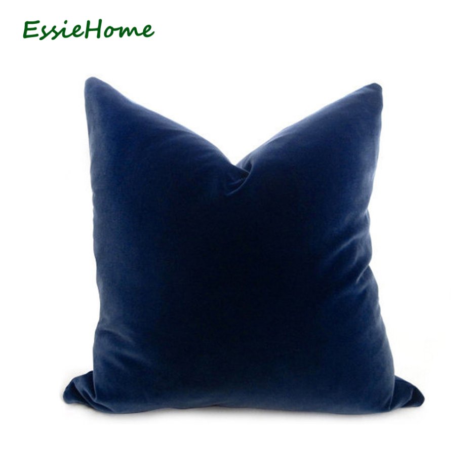 Синяя бархатная подушка