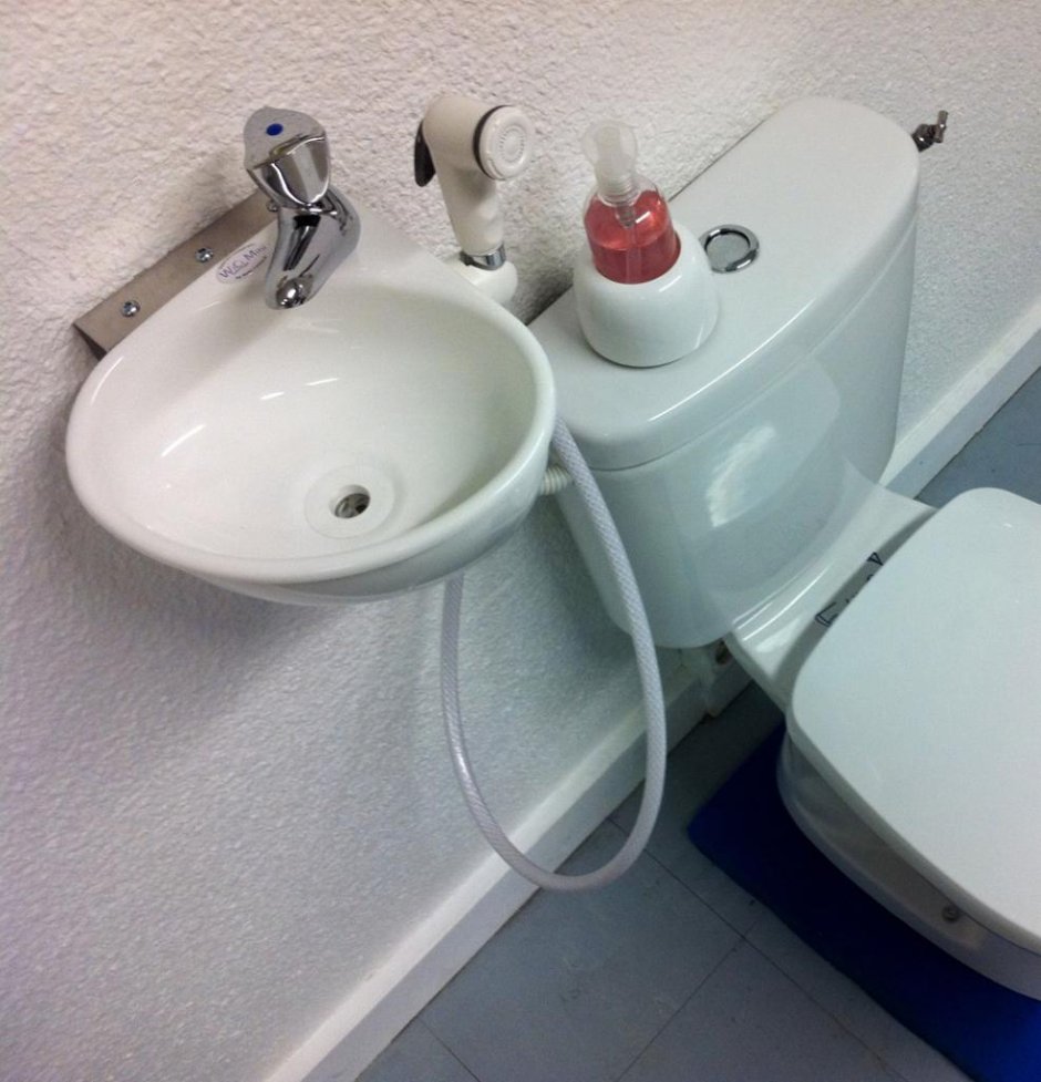 Раковина с душем для туалета