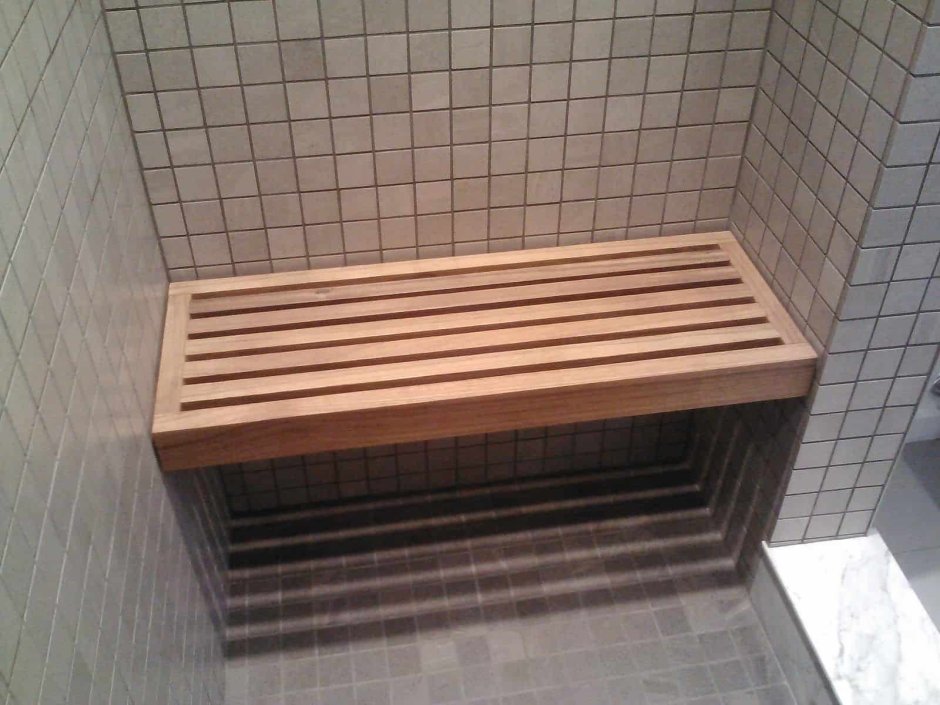 Деревянная скамейка в душ